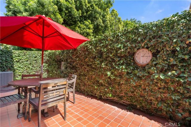 18319 Collins 7, Tarzana, CA 91356