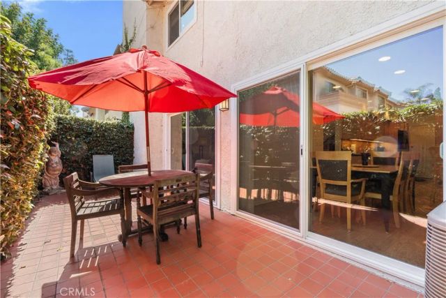 18319 Collins 7, Tarzana, CA 91356