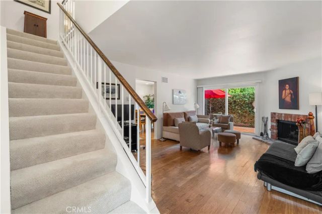 18319 Collins 7, Tarzana, CA 91356