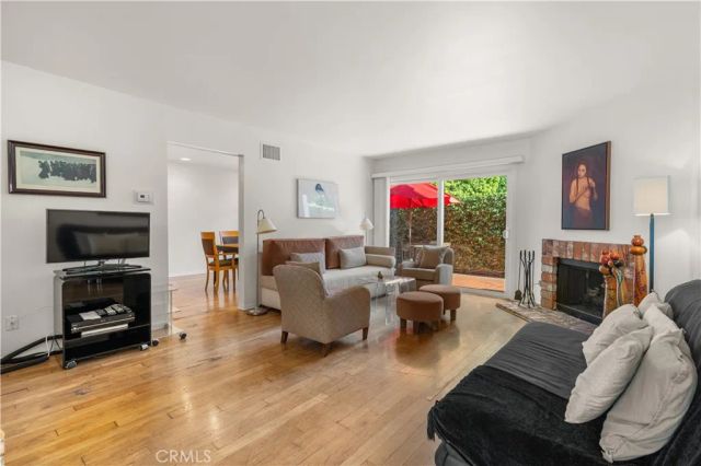 18319 Collins 7, Tarzana, CA 91356