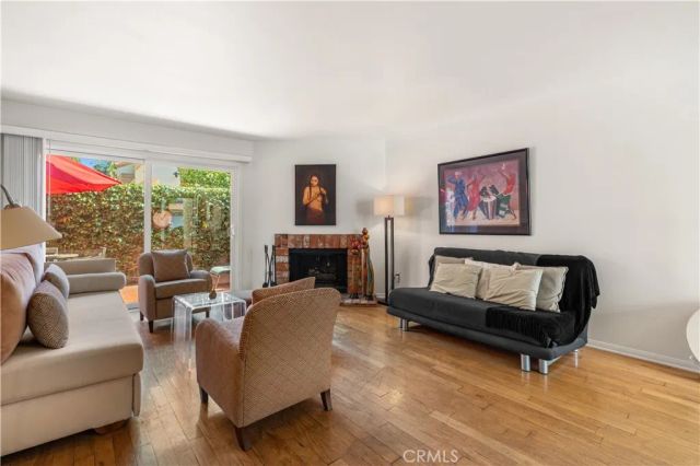 18319 Collins 7, Tarzana, CA 91356