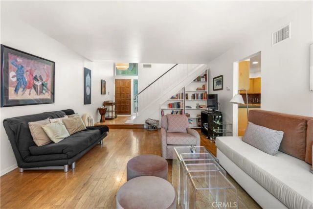 18319 Collins 7, Tarzana, CA 91356