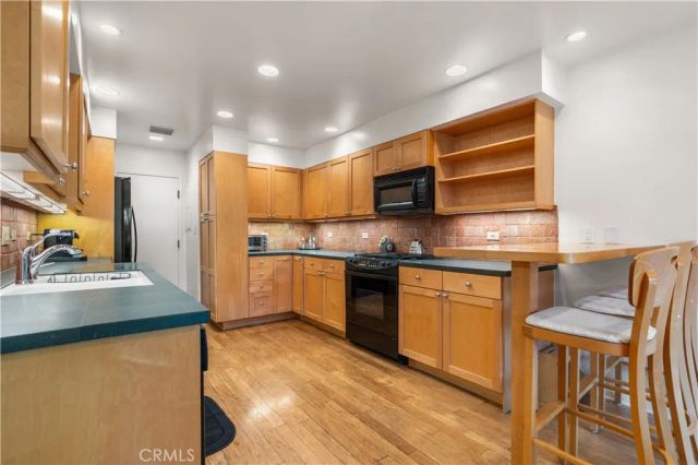 18319 Collins 7, Tarzana, CA 91356