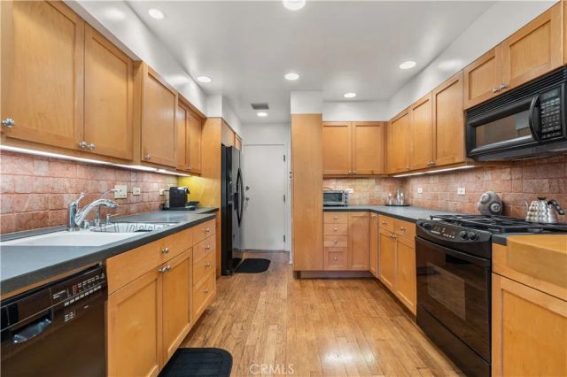 18319 Collins 7, Tarzana, CA 91356