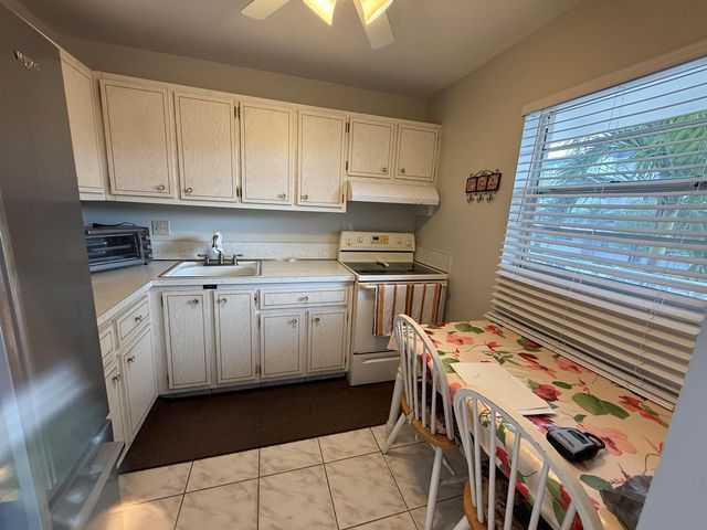 3001 NW 46th Avenue 204, Lauderdale Lakes, FL 33313