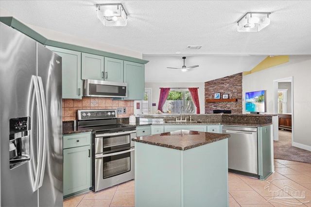 1554 Sandcliff Dr, Pensacola, FL 32507