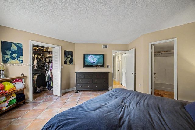 10233 NW 9th St Cir 214-1, Miami, FL 33172