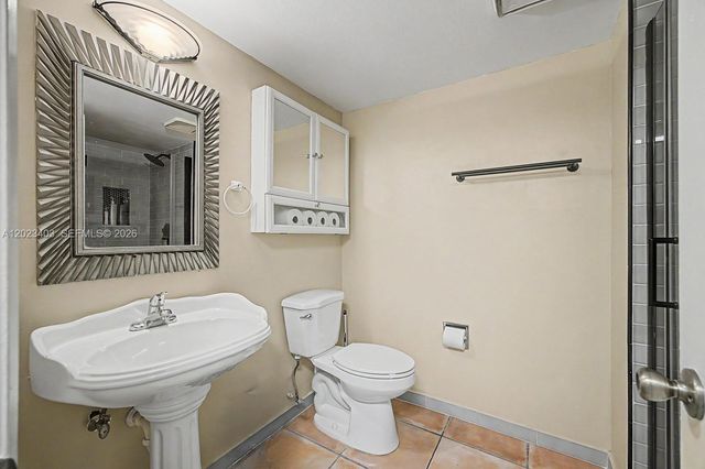 10233 NW 9th St Cir 214-1, Miami, FL 33172