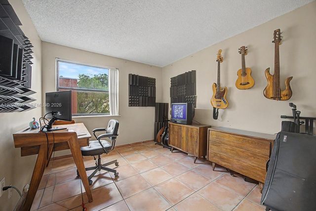 10233 NW 9th St Cir 214-1, Miami, FL 33172