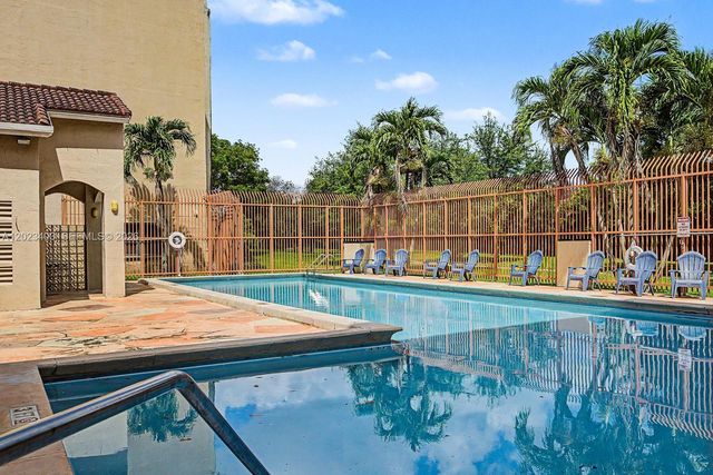 10233 NW 9th St Cir 214-1, Miami, FL 33172