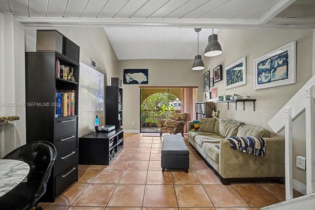 10233 NW 9th St Cir 214-1, Miami, FL 33172