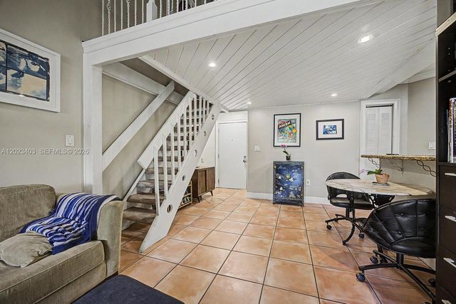 10233 NW 9th St Cir 214-1, Miami, FL 33172