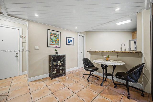 10233 NW 9th St Cir 214-1, Miami, FL 33172