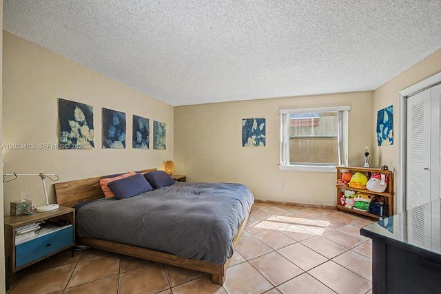 10233 NW 9th St Cir 214-1, Miami, FL 33172