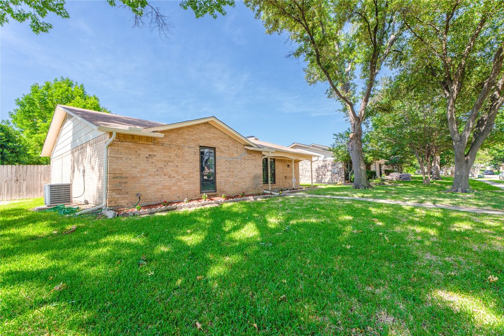 1506 trowbrigde Street, Garland, TX 75044