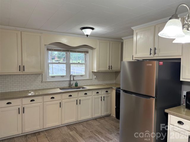 316 E Statesville Avenue, Mooresville, NC 28115
