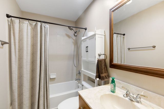 28621 Wagon Trail Road, Lakemoor, IL 60051