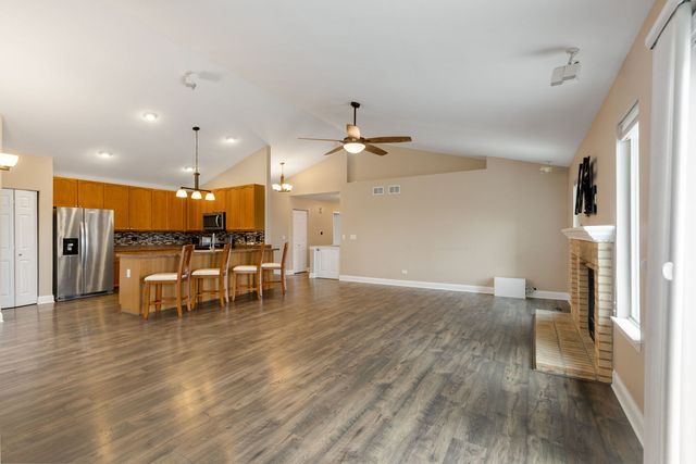 28621 Wagon Trail Road, Lakemoor, IL 60051