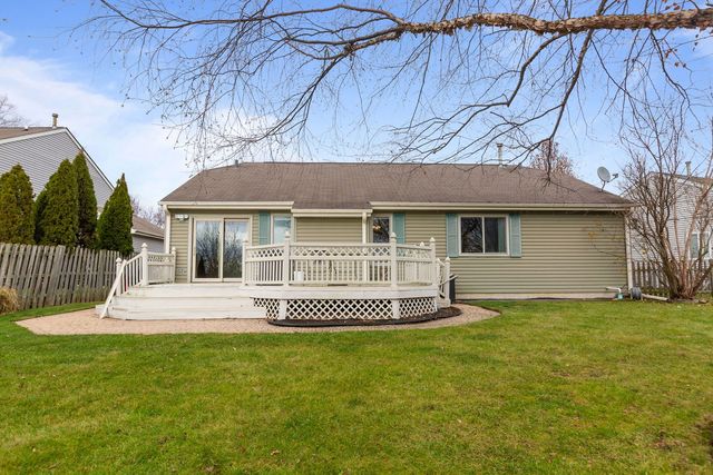 28621 Wagon Trail Road, Lakemoor, IL 60051