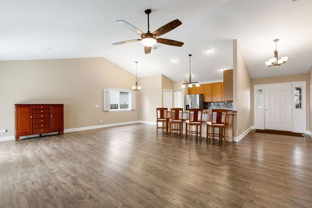 28621 Wagon Trail Road, Lakemoor, IL 60051