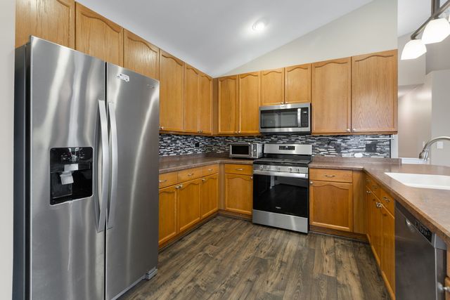 28621 Wagon Trail Road, Lakemoor, IL 60051