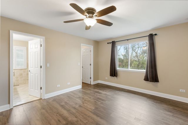 28621 Wagon Trail Road, Lakemoor, IL 60051