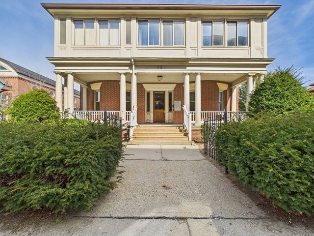 73 Chestnut St, Springfield, MA 01103