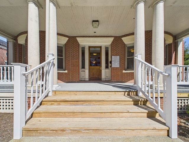73 Chestnut St, Springfield, MA 01103