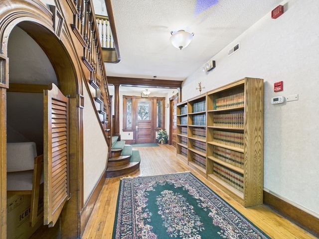 73 Chestnut St, Springfield, MA 01103