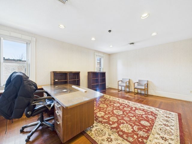 73 Chestnut St, Springfield, MA 01103