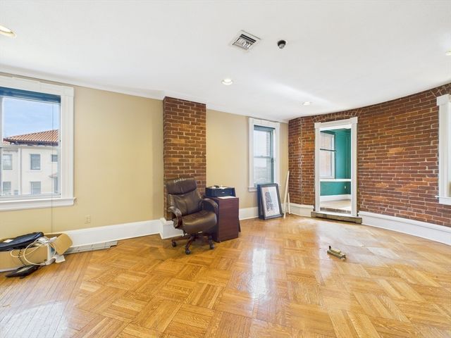 73 Chestnut St, Springfield, MA 01103