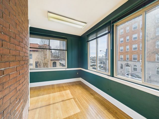 73 Chestnut St, Springfield, MA 01103