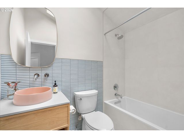 230 S CANBY St, Portland, OR 97219