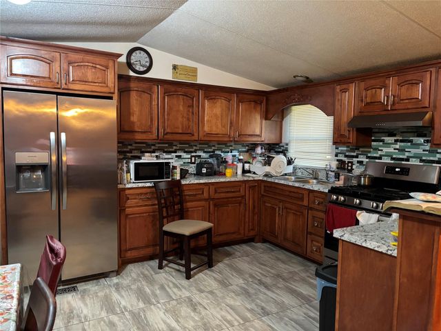 902 Ferol Lane, Highlands, TX 77562