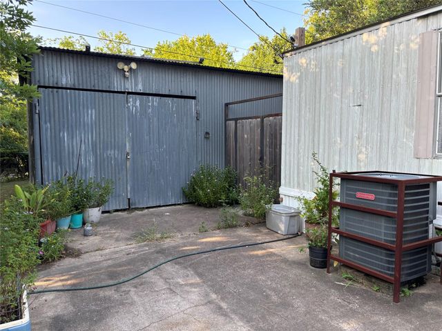 902 Ferol Lane, Highlands, TX 77562