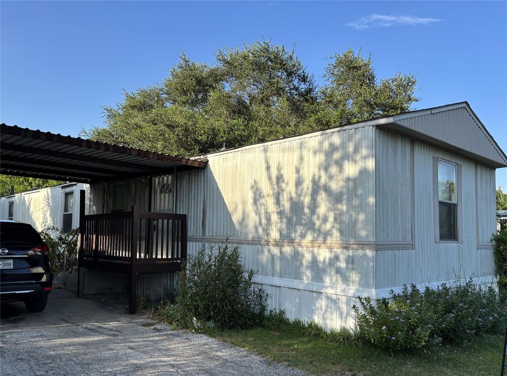 902 Ferol Lane, Highlands, TX 77562
