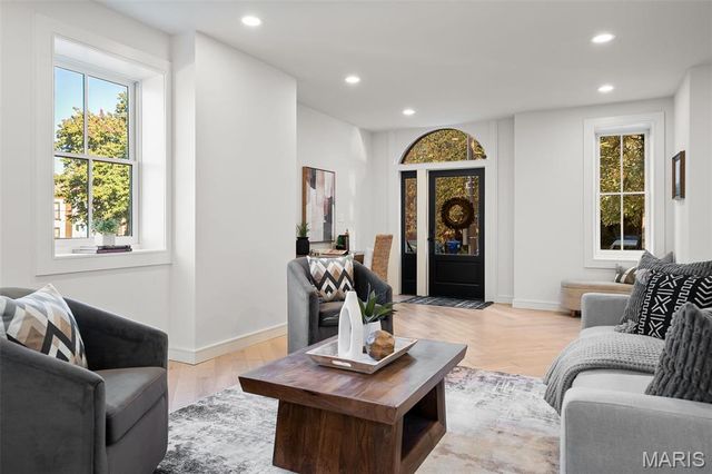 1201 Mackay Place, St Louis, MO 63104