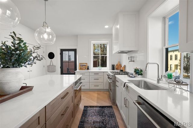 1201 Mackay Place, St Louis, MO 63104