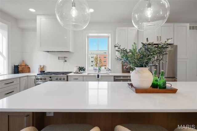 1201 Mackay Place, St Louis, MO 63104