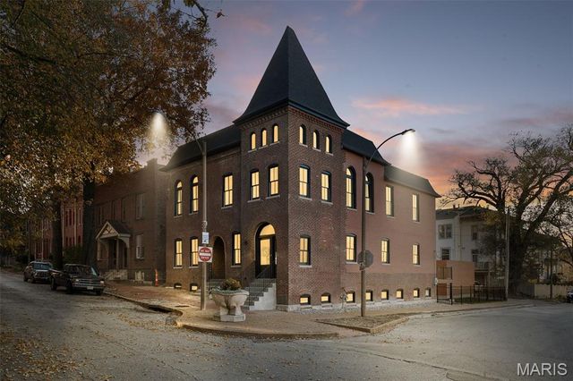 1201 Mackay Place, St Louis, MO 63104