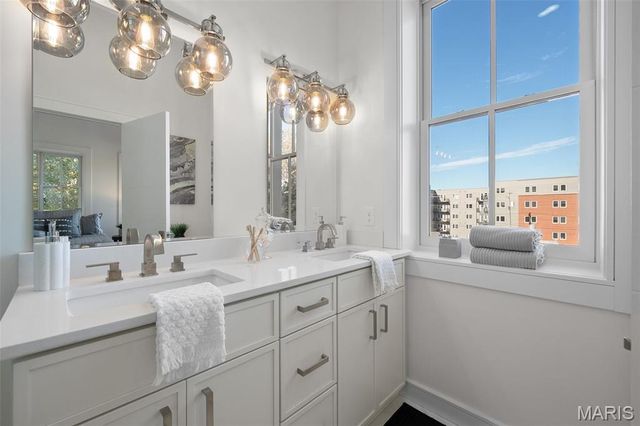 1201 Mackay Place, St Louis, MO 63104