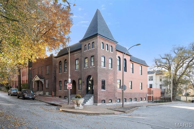 1201 Mackay Place, St Louis, MO 63104