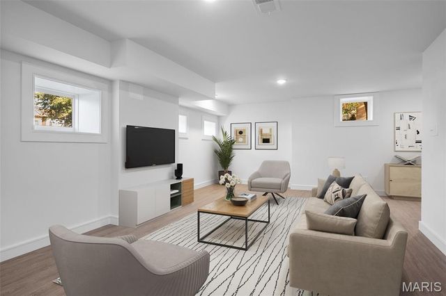 1201 Mackay Place, St Louis, MO 63104