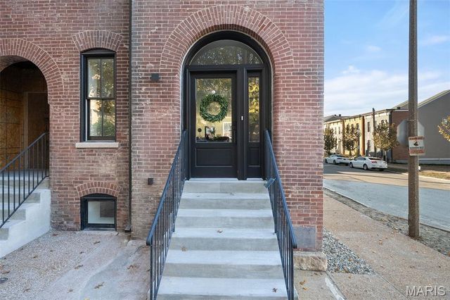 1201 Mackay Place, St Louis, MO 63104