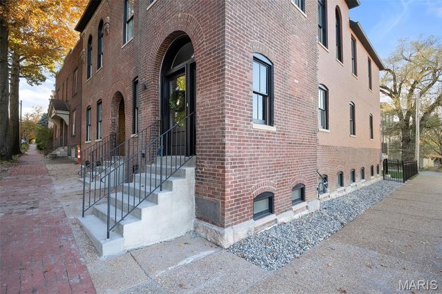 1201 Mackay Place, St Louis, MO 63104