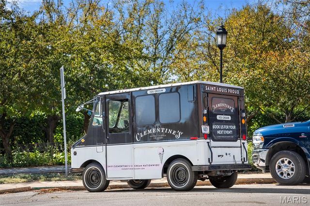 1201 Mackay Place, St Louis, MO 63104