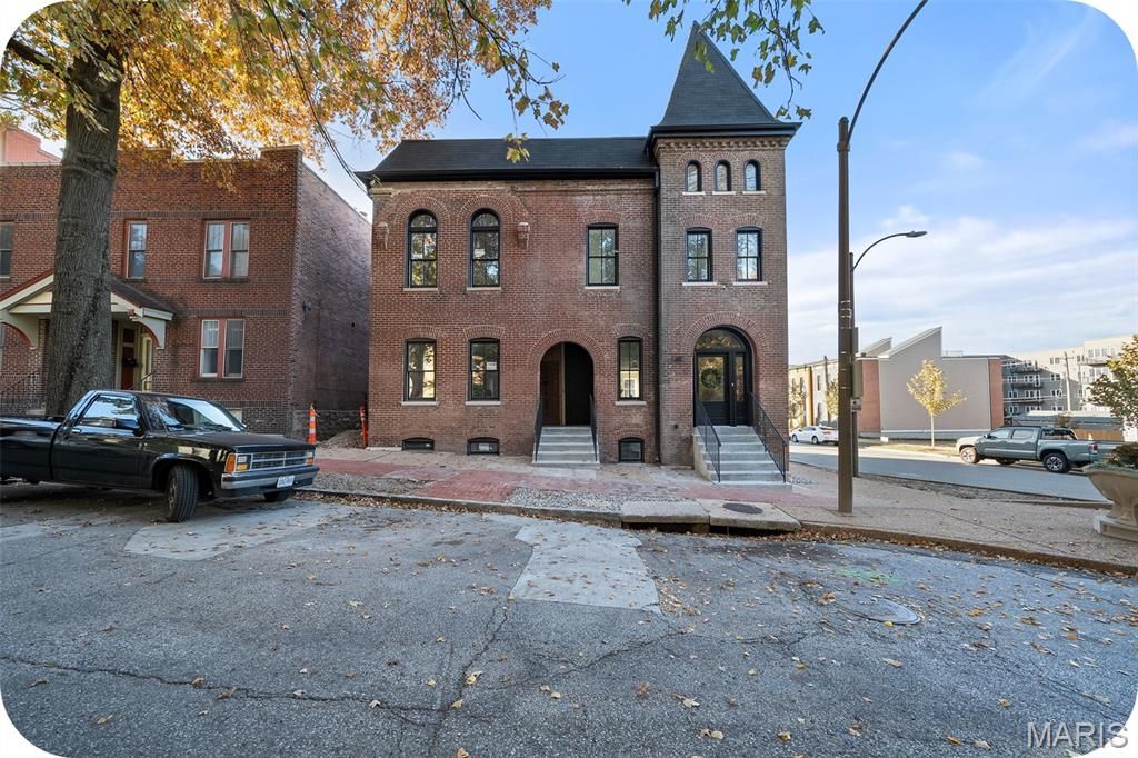 1201 Mackay Place, St Louis, MO 63104