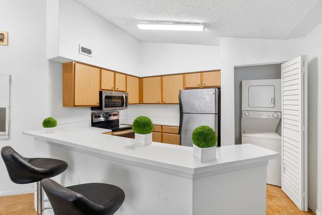 2550 SW 18th Terrace 2005, Fort Lauderdale, FL 33315