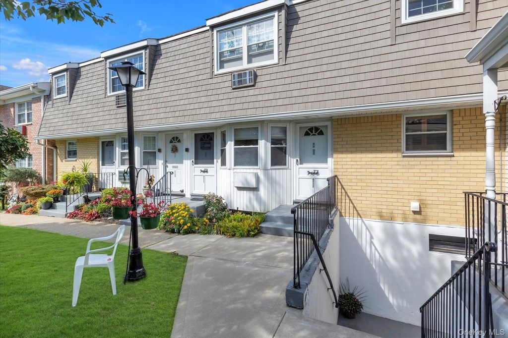 4712 Wilshire Lane 4712, Oakdale, NY 11769