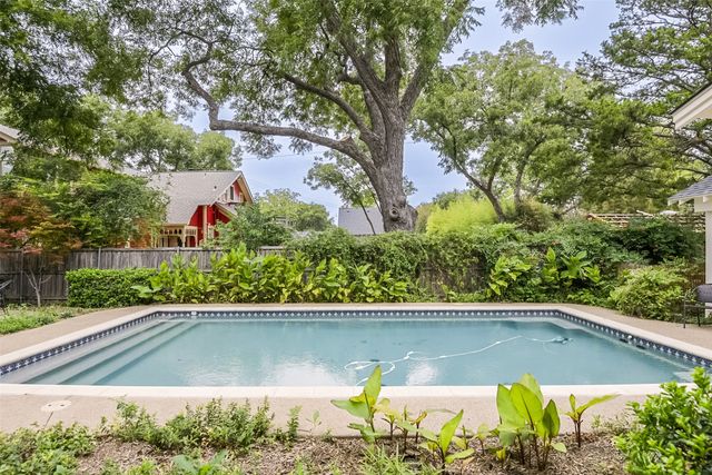 311 E Marvin Avenue, Waxahachie, TX 75165
